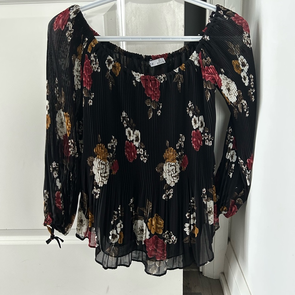 DEX
Floral blouse with detailed fabric